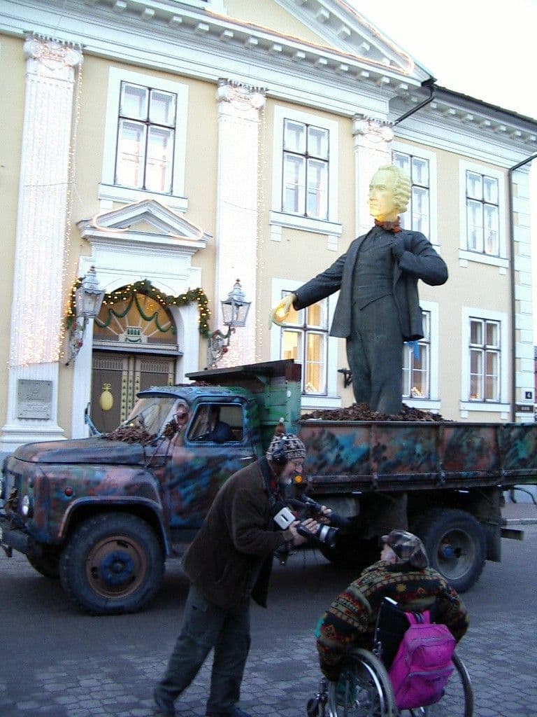 30. Richmani peaga Lenin jõudis Pärnu raekoja ette, 2003