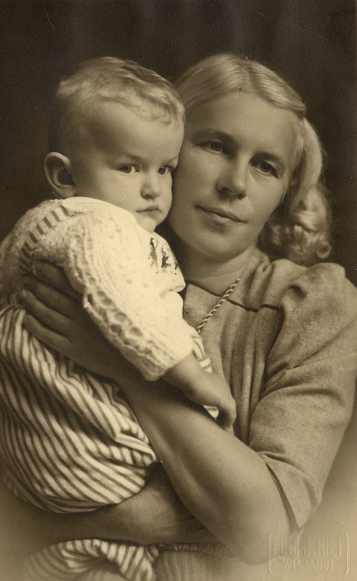 1. Emaga Rieti fotoateljees Viljandis 1947