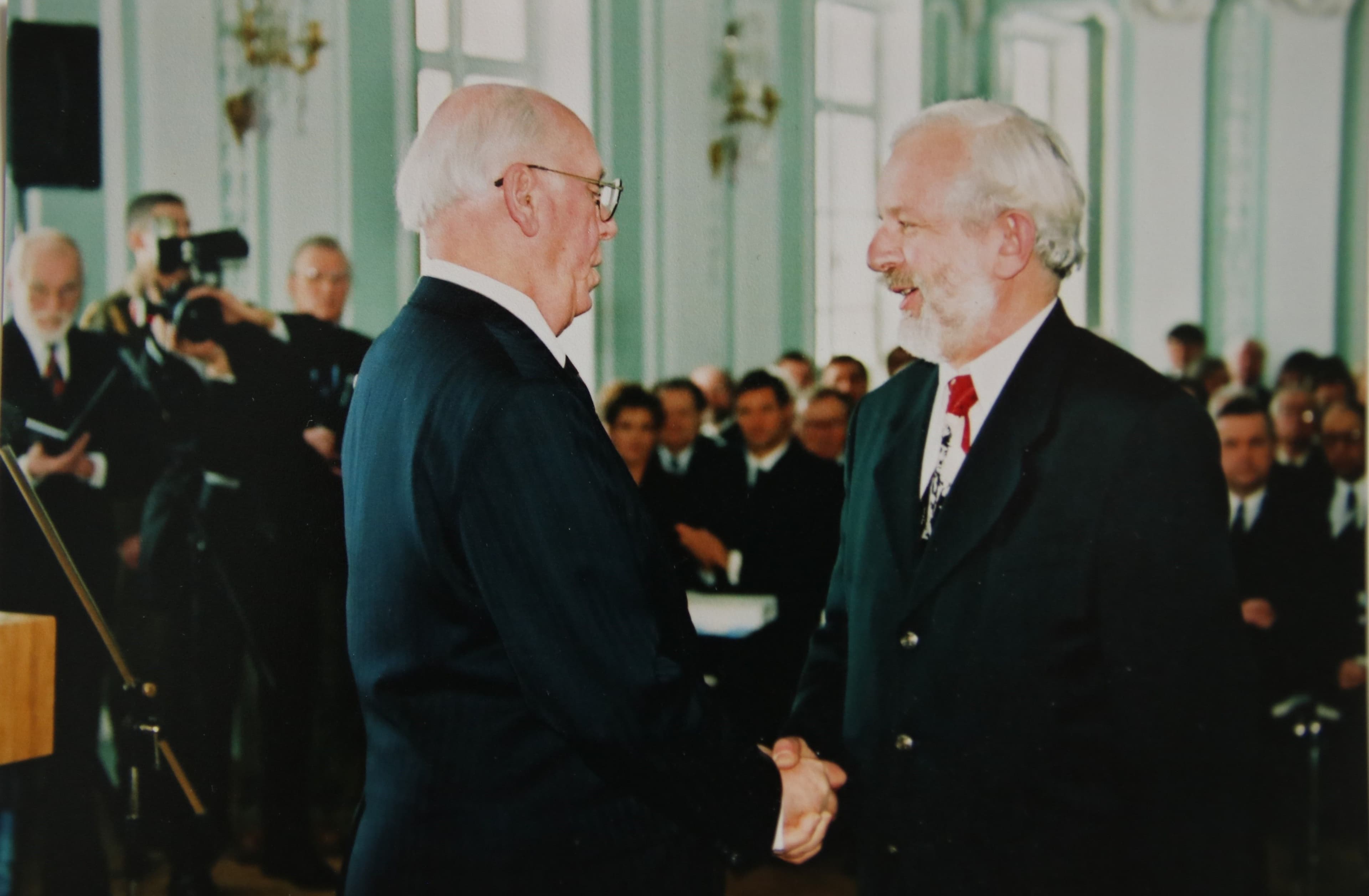22. President Meri jagas mõnuga ordeneid