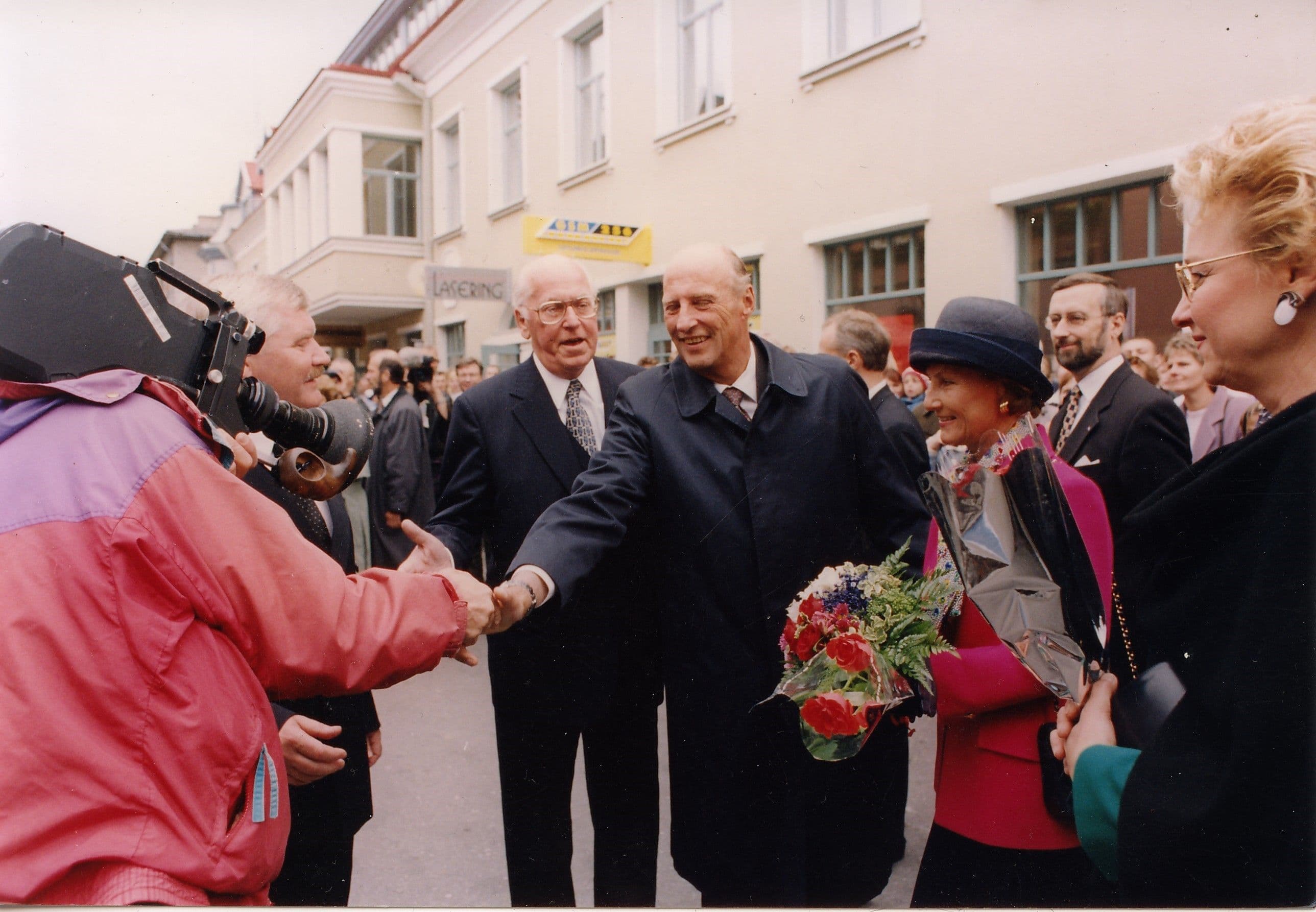 23. Norra kuningas Harald II koos kuninganna Sonjaga Nikolai tänaval Pärnus 1998
