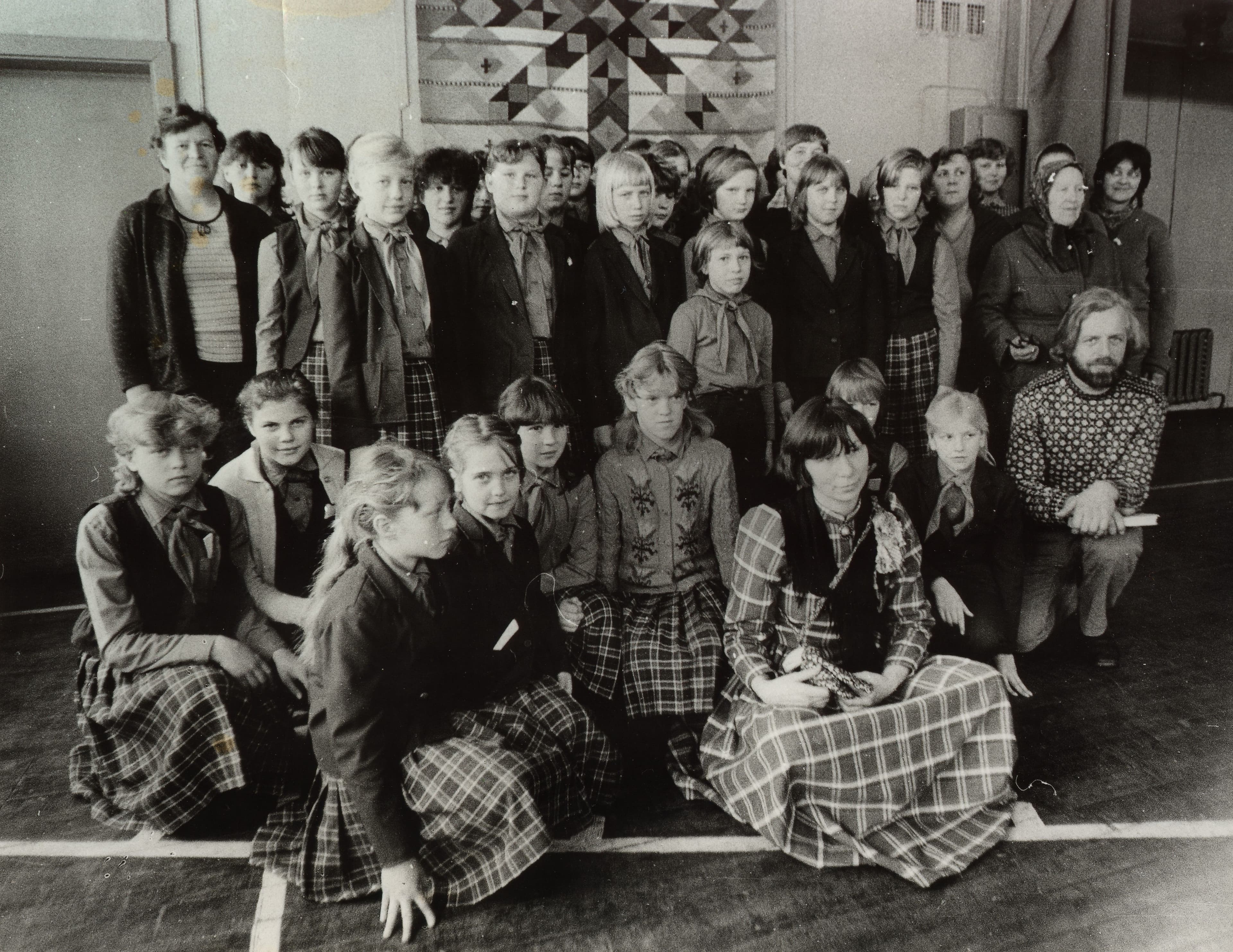 12. Minu õpilased Kihnu koolis koos vaibakunstnik Mall Antsoniga, 1987