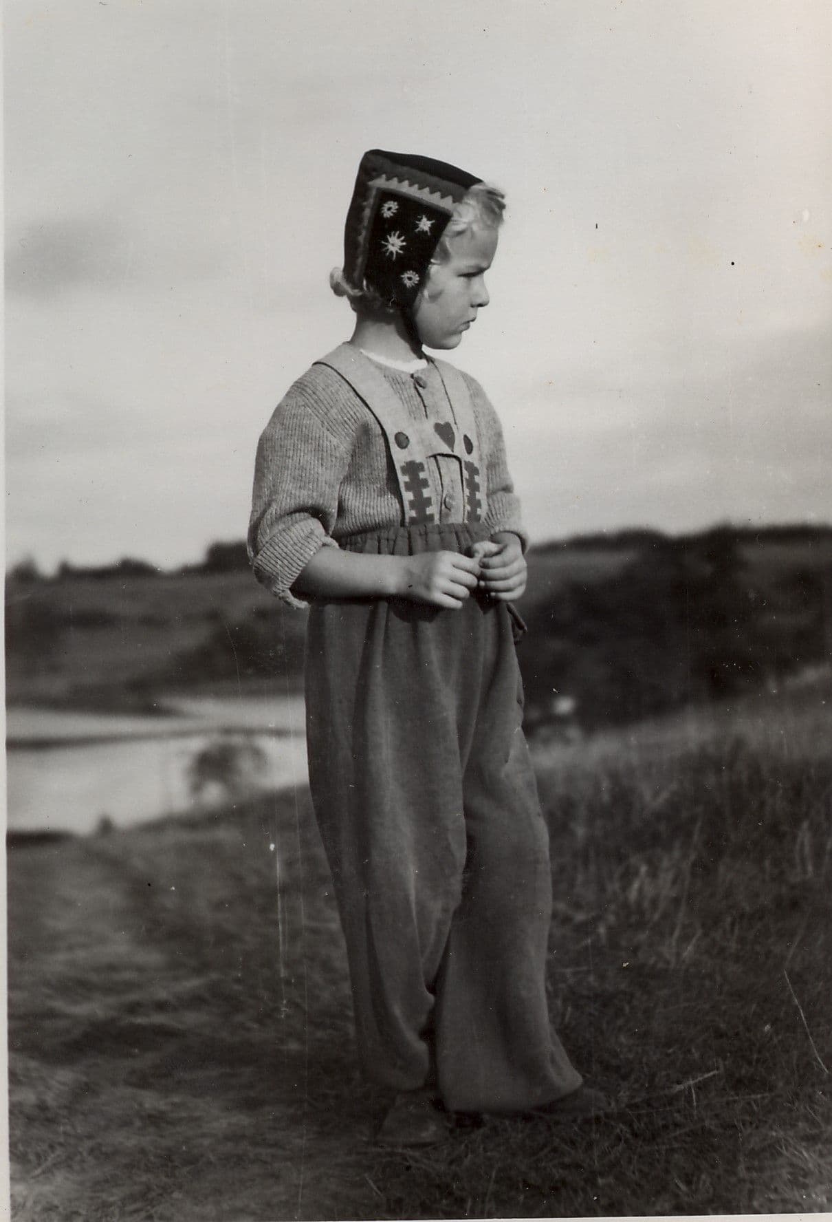 3. Ema õmmeldud riietega Huntaugu mäel Viljandis